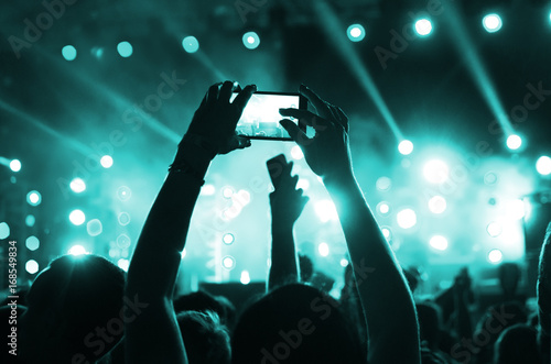 Capture video at a concert at the phone camera in a bright spotlight lamps