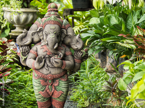 Foto Three-Headed Deity Ganesh Statue