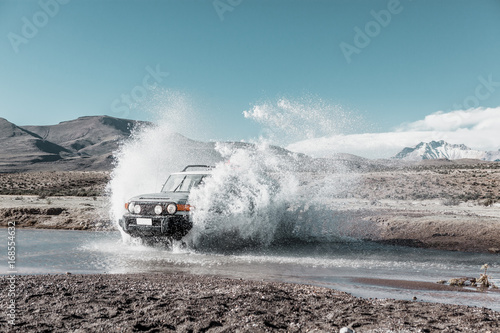 vehículo todoterreno cruzando un arroyo en el altiplano. Chile