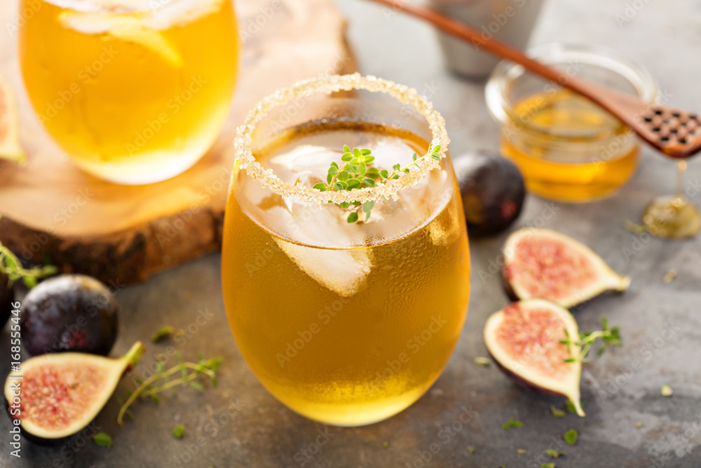 Fall refreshing cocktail with fig, honey and thyme Fall refreshing cocktail with fig, honey and thyme