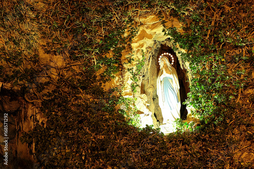 RAPPRESENTAZIONE MADONNA DI LOURDES NELLA GROTTA