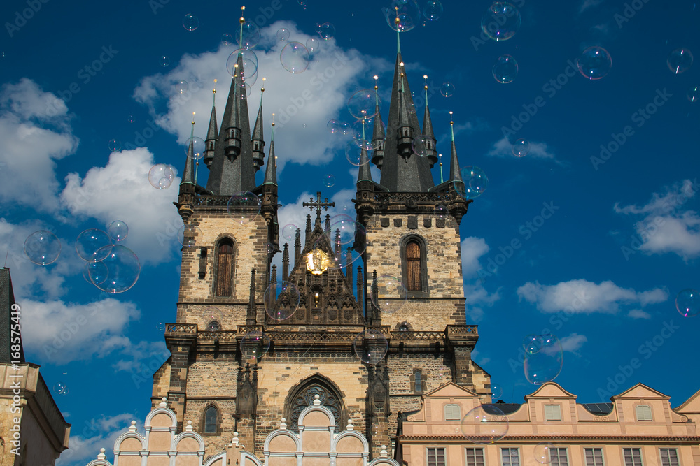 Chiesa di Santa Maria di Tyn a Praga con le bolle di sapone sullo sfondo