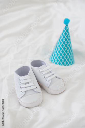 Baby boy sneakers with blue hat