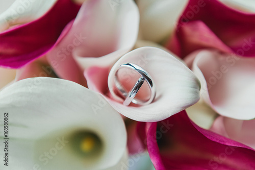 Set of wedding rings in pink and white flowers