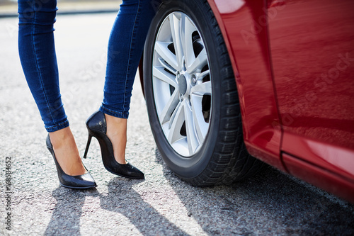 Obraz na płótnie High-heeled black shoes and red car w salonie