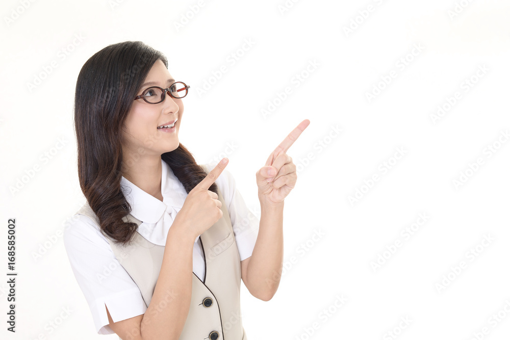 指示する笑顔のビジネスウーマン