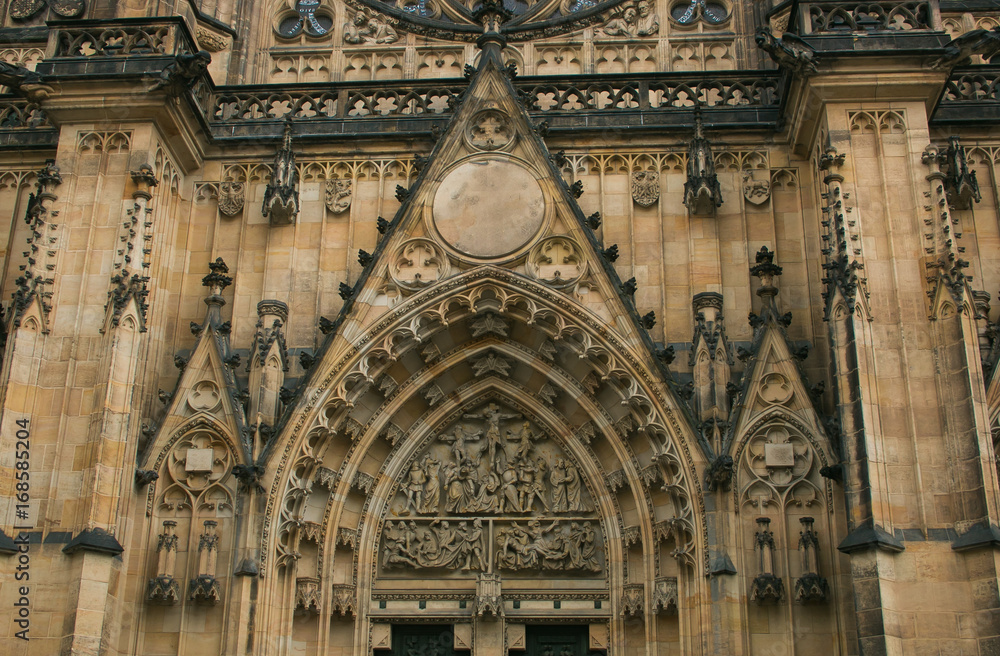 Dettagli del portone d'ingresso della cattedrale di San Vito a Praga