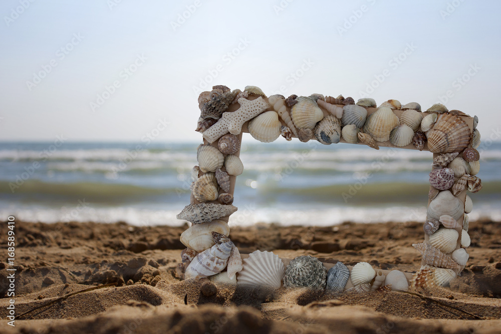 Bilderrahmen aus Muscheln am Strand Bilderrahmen aus Muscheln am Strand