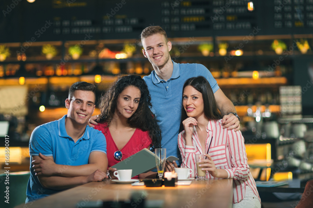 Obraz premium Photo of friends having coffee in cafe