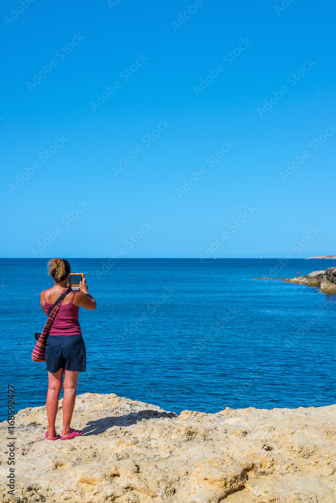 femme prenant des photots et vidéos.