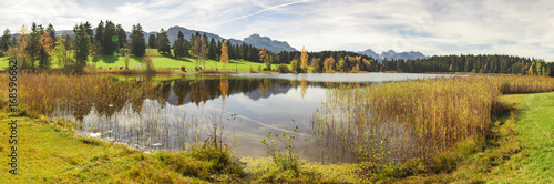 Panorama Landschaft im Allgäu mit See und Spiegelung der Berge