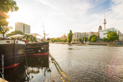 Abend an der Spree in Berlin photo