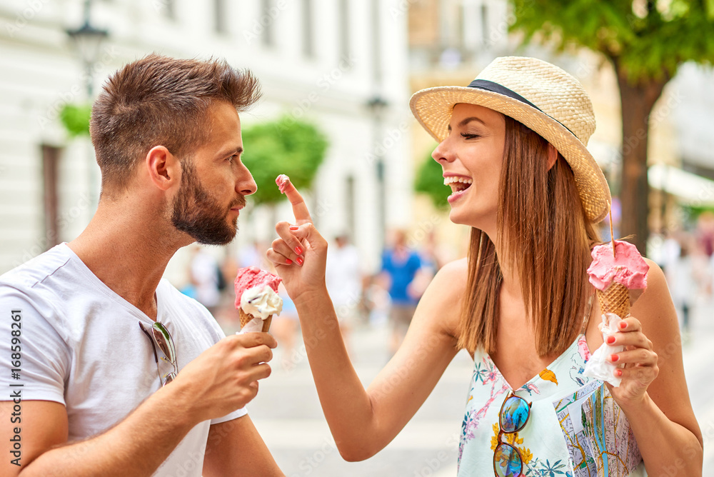 Obraz premium Young tourist couple with ice-cream