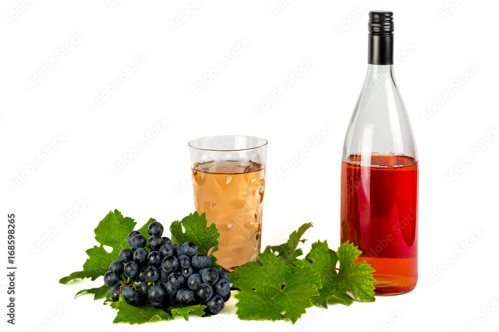 Rose Wein mit roten Dornfelder Trauben und Weinlaub freigestellt auf weiß