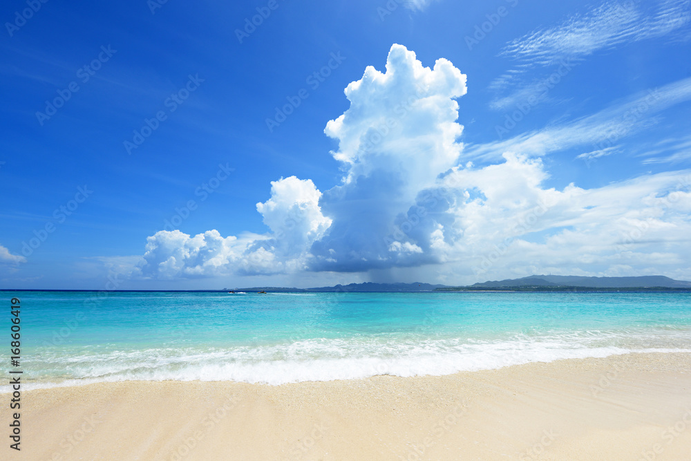 美しい沖縄のビーチと夏空