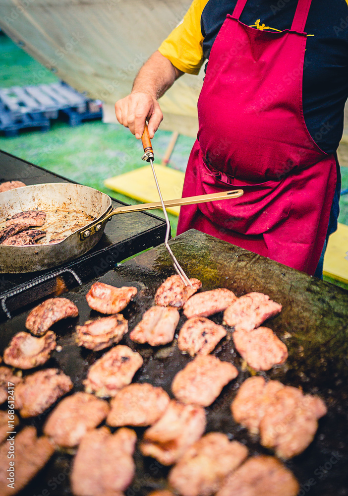 Foto Stock Salsiccia e salamella in cottura sulla piastra, alla griglia |  Adobe Stock