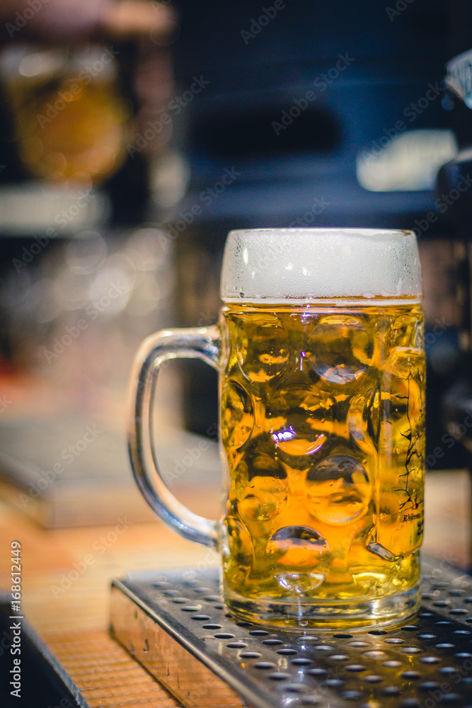 Boccale di birra da 1 litro Stock Photo | Adobe Stock