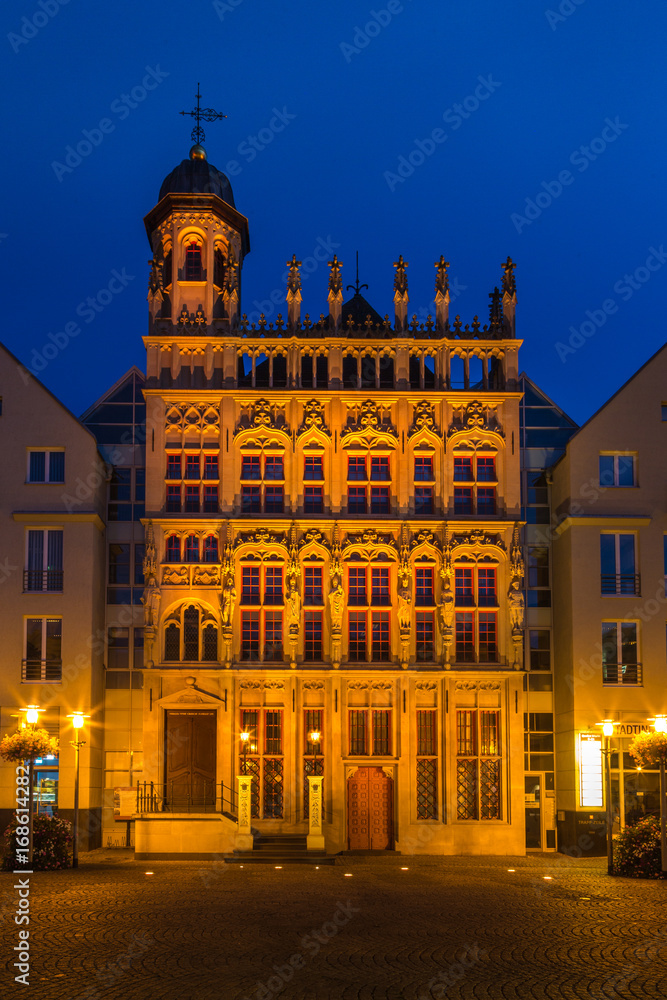Historisches Rathaus am Weseler Großen Markt in der Nacht