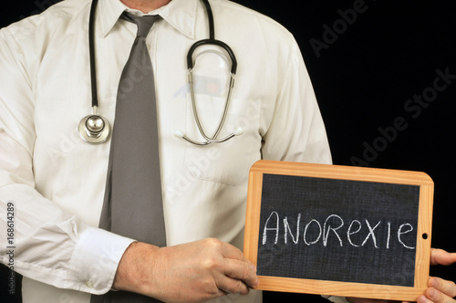 Médecin tenant une ardoise sur laquelle est écrit anorexie 