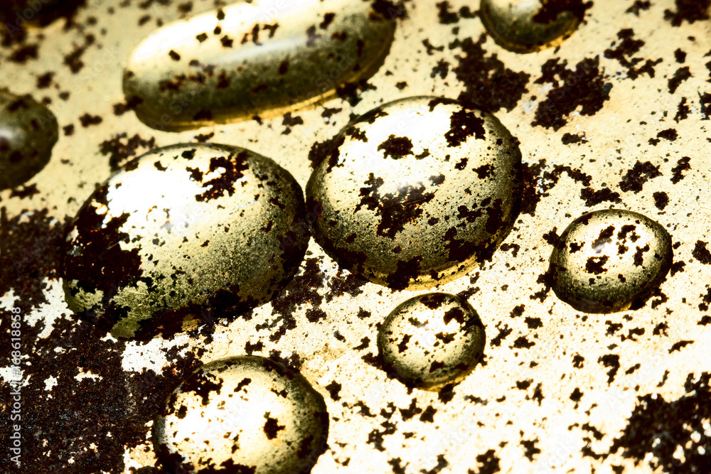 Obraz premium Water drops macro on a gold rusty background