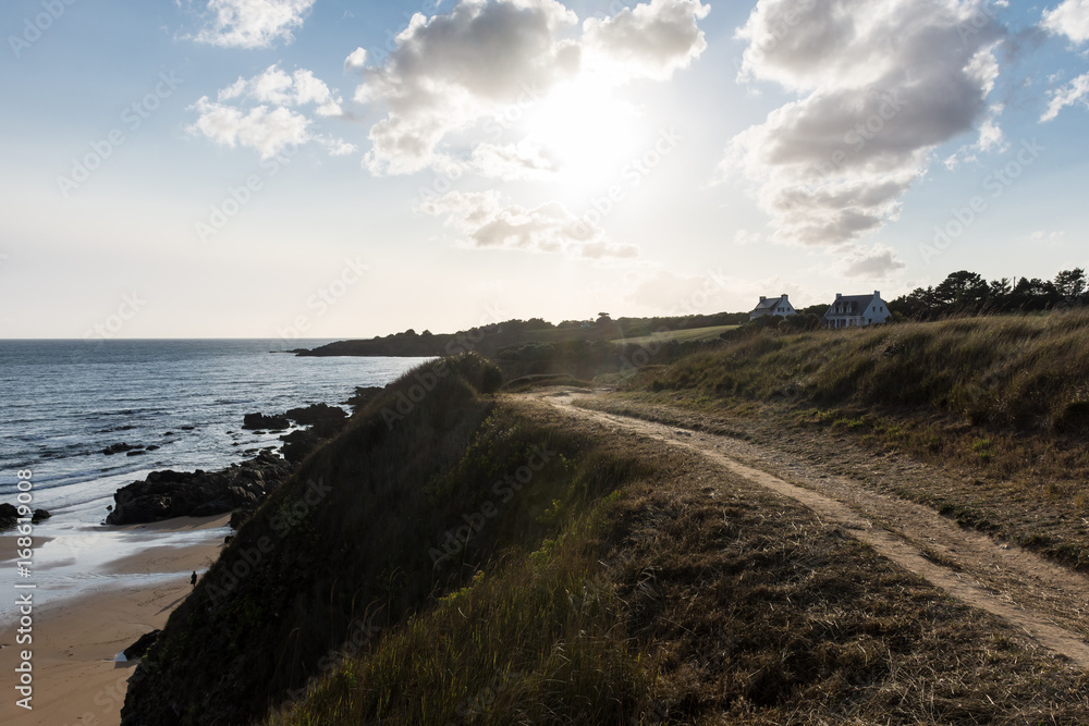 Promenade au-dessus de la plage du Kérou, Clohars-Carnoët, Bretagne