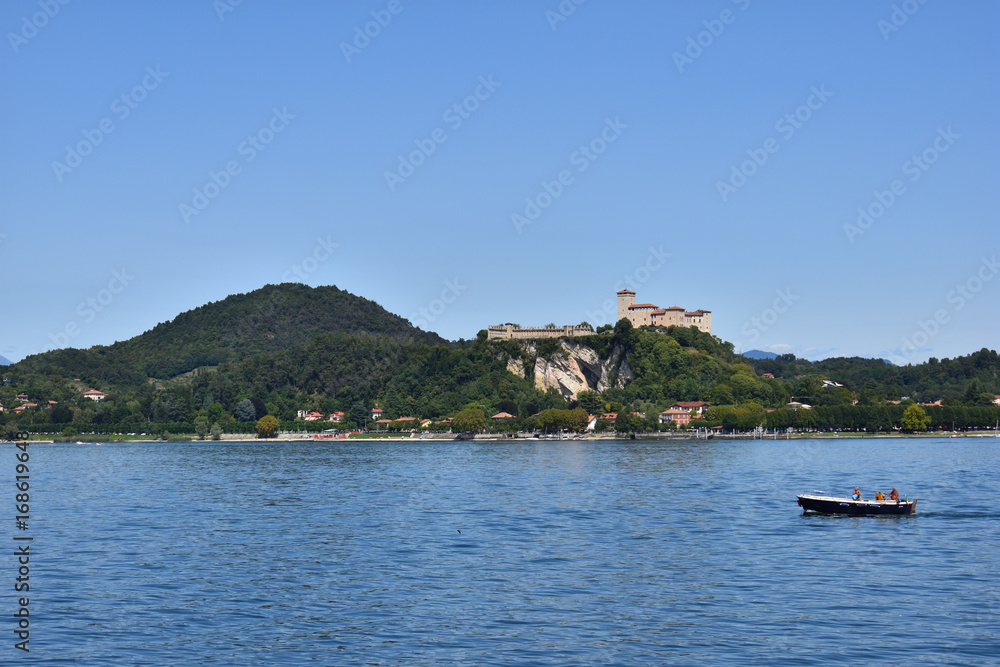 Castello sul lago