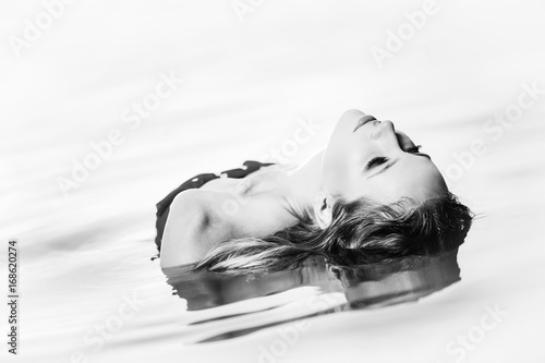 Молодая женщина, наслаждаясь водой