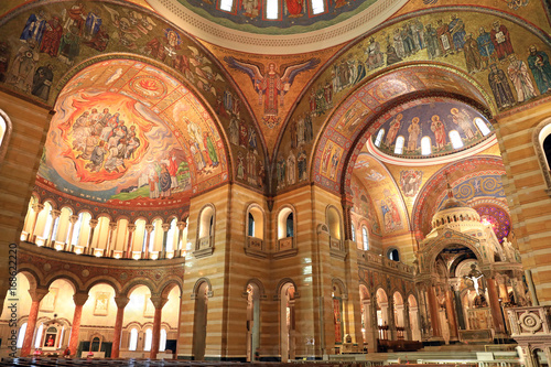 Obraz na płótnie St. Louis, Missouri, USA - August 18, 2017: Sanctuary of the Cathedral Basilica of Saint Louis on Lindell Boulevard in St. Louis, Missouri. w salonie