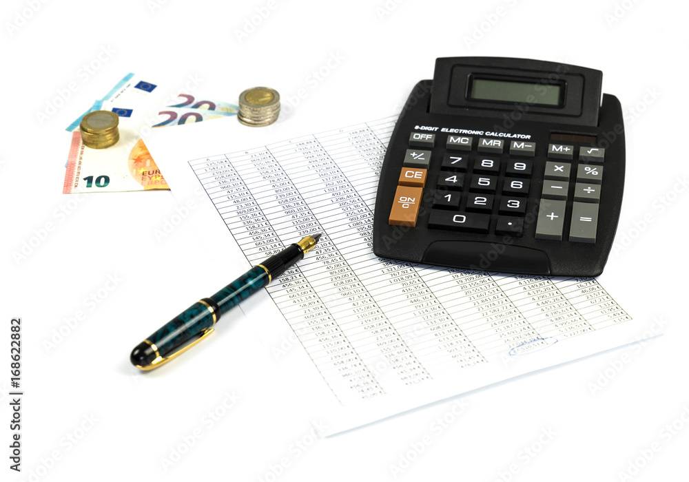 Geld, Finanzen, Steuern berechnen mit Taschenrechner vor weißem Hintergrund Geld, Finanzen, Steuern berechnen mit Taschenrechner vor weißem Hintergrund