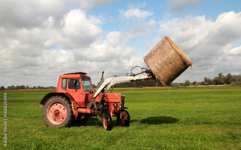 Obraz premium roter traktor mit heuballen