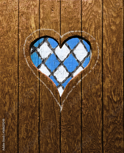 Weiß Blaues Herz in Holzwand