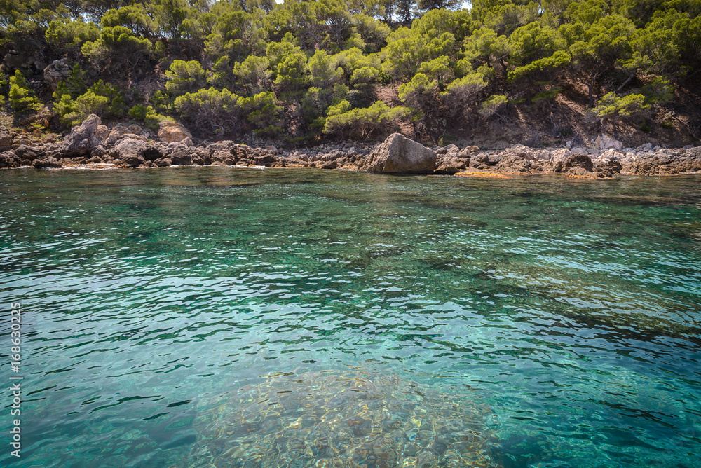 Aguas cristalinas en Cala Rustella, Girona, en el Parque Natural de Cap de Creus,Cataluña, España Aguas cristalinas en Cala Rustella, Girona, en el Parque Natural de Cap de Creus,Cataluña, España