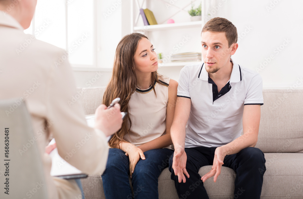 Obraz premium Young couple arguing during therapy session