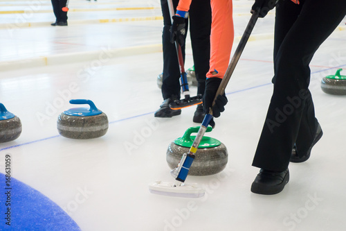 Leinwand Poster Team members play in curling at championship