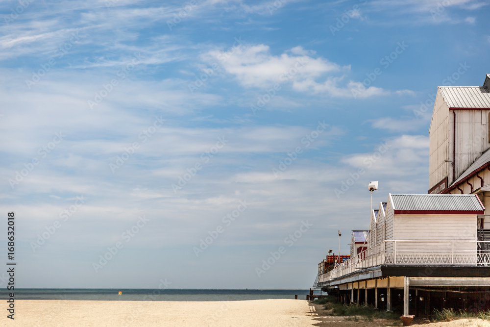 Obraz premium Spectacular pier on a beautiful beach on a sunny summer day
