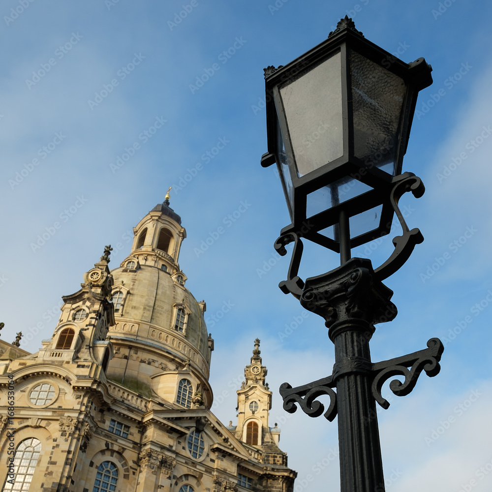 Straßenlampe aus Gußeisen mit Frauenkirche in Dresden
