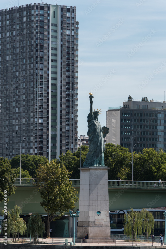 Fototapeta premium Statue de la Liberté à Paris