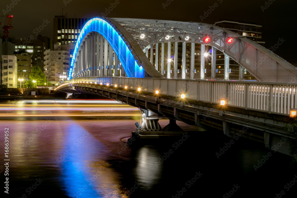 Naklejka premium 永代橋のライトアップと屋形船のレーザービーム
