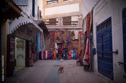 straße mit teppichgeschäften in marokko © Manuel