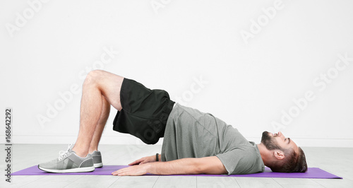 Sporty young man training l...