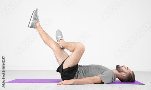 Sporty young man training l...