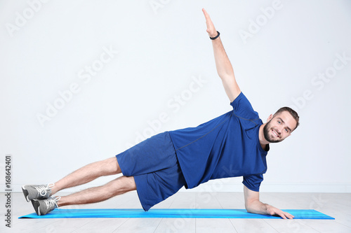 Sporty young man training l...