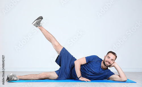 Sporty young man training l...