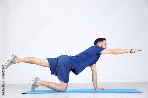 Sporty young man training l...