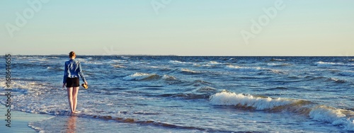 junge Frau spaziert an der Nordsee, Insel Rømø, Lakolk Strand, Dänemark