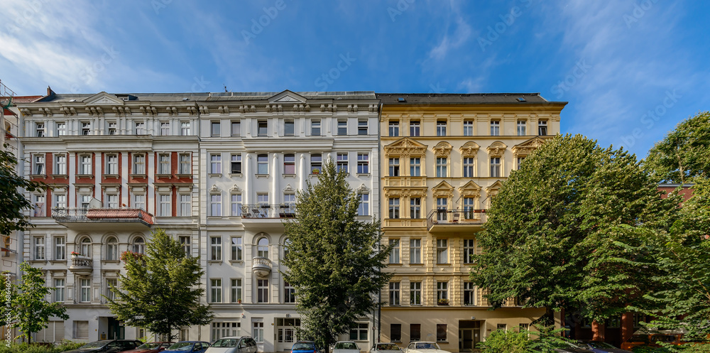 Fototapeta premium Renovierte Altbaufassaden in Berlin-Moabit