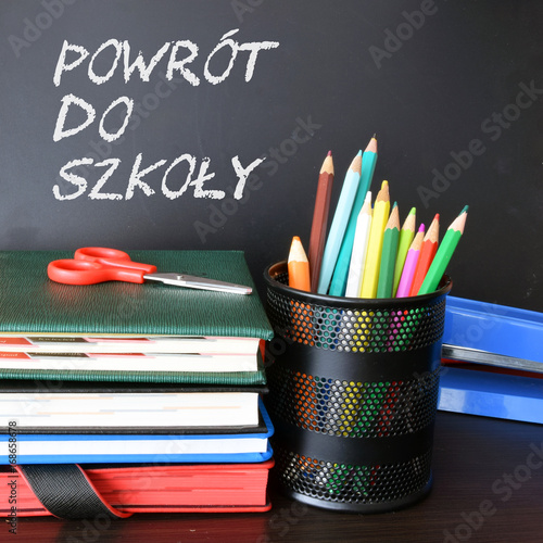 Powrót do szkoły. Napis kredą na tablicy szkolnej.