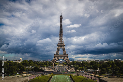 Eifelturm mit dramatischen Wolken