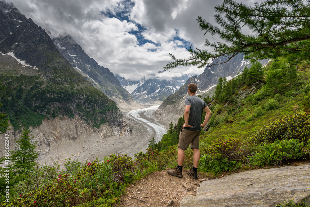 Wanderer geniesst Aussicht auf den Mer de Glace Gletscher bei Montenvers, Chamonix