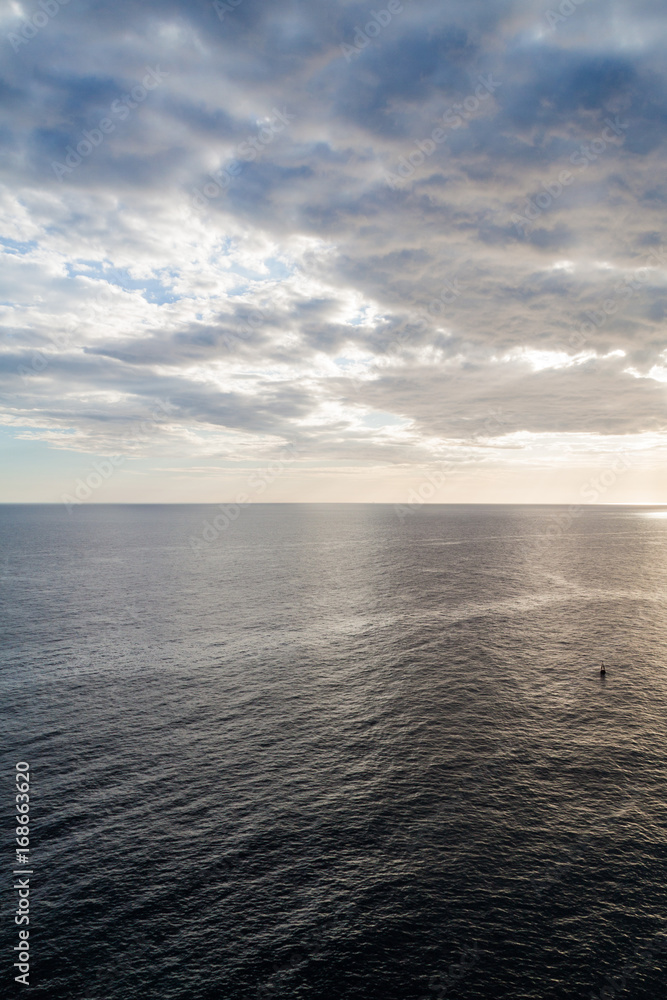 Obraz premium Sea and the cloudy sky